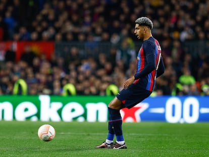 Ronald Araújo during the Europa League knockout round playoff first leg against Manchester United at Camp Nou.