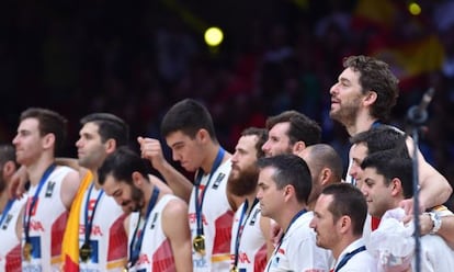 Los jugadores de España celebran el oro en el Eurobasket.