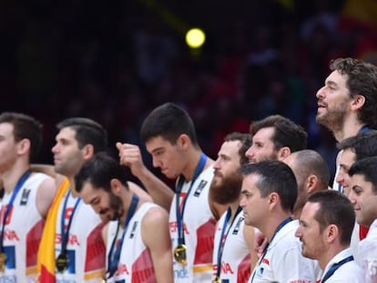 Los jugadores de España celebran el oro en el Eurobasket.