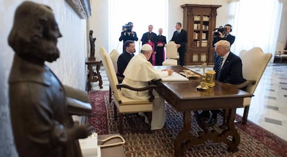 El papa Francisco durante la audiencia con Donald Trump.