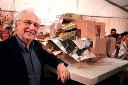 El arquitecto Frank Gehry, junto a la maqueta del proyecto.

Detalle de los materiales de la obra.