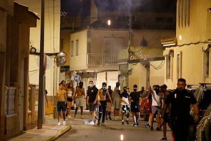 Encapuchados recorren las calles de Torre Pacheco (Murcia) amenazando a la población.