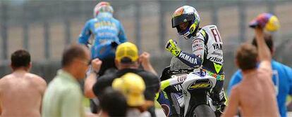 Rossi saluda a los aficionados italianos al término de la carrera.