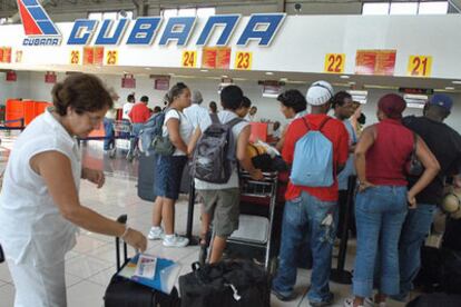 El principal aeropuerto cubano recibe a muchas personas que quieren abandonar la isla por el huracán.