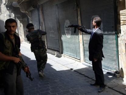Un miembro del Ejército Libre de Siria dispara a un soldado del régimen en Alepo.