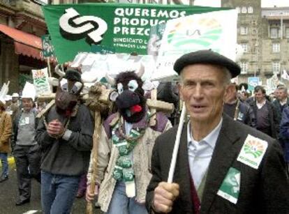 Ganaderos gallegos se manifestaron ayer en Santiago de Compostela contra el plan de ayudas del Gobierno.