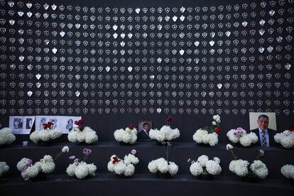 Retratos de personas fallecidas de covid, en un altar de Día de Muertos en Ciudad de México.