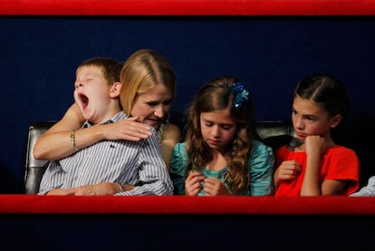 Los hijos y la esposa de Paul Ryan, candidato republicano a la vicepresidencia, siguen su discurso durante la convención.