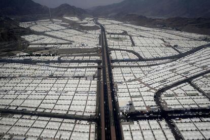 Vista aérea de miles de tiendas de campaña que alojan a los peregrinos musulmanes con motivo del 'Hajj', en Mina (Arabia Saudita).