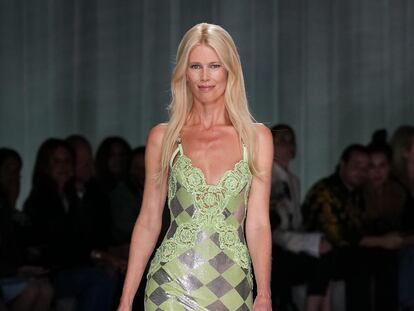 Claudia Schiffer y Versace, un combo infalible