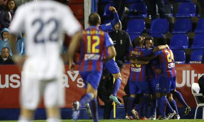 Los jugadores del Levante celebran el empate a uno.
