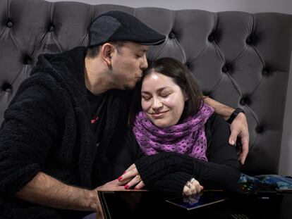 Susana Moreira junto a su esposo Jorge, en su casa en Santiago (Chile).