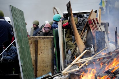 Manifestantes antigubernamentales se concentran en las barricadas de la plaza de la Independencia en Kiev, 19 de febrero de 2014.