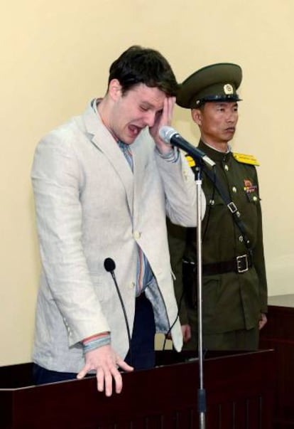 Otto Warmbier, ante la corte que le conden&oacute; el marzo de 2016 a 15 a&ntilde;os de trabajos forzados, acusado de intentar robar un cartel de propaganda pol&iacute;tica.