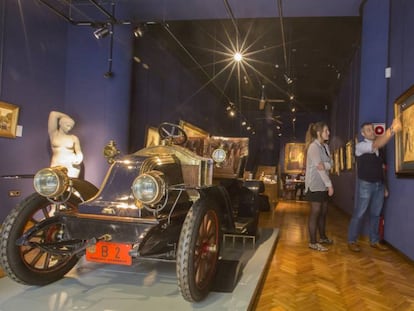 El Renault Frères AX de 1908 idéntico a uno de los que tuvo Ramon Casas y, a la derecha, 'La modelo', pintado en París en 1900. 