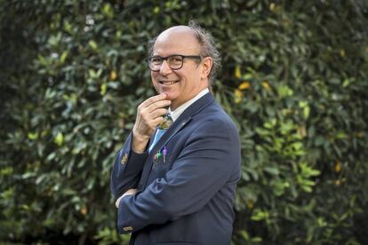 El físico Frank Wilczek posa en un jardín de Valencia tras la entrevista.