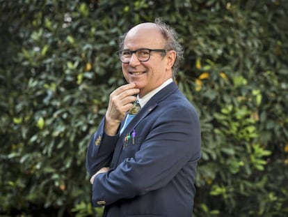 El físico Frank Wilczek posa en un jardín de Valencia tras la entrevista.