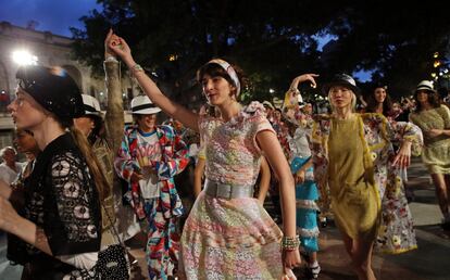 Un estallido de ritmo en forma de conga cubana sacó a bailar a las modelos tras el desfile en plena calle.