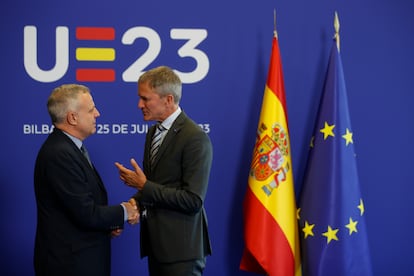 Ministros y altos responsables de los 27 países de la UE debaten estos días en Bilbao sobre consumo responsable y sostenible, en el encuentro informal organizado por la presidencia española de la Unión. El secretario general de Consumo, Rafael Escudero, destacó que la sostenibilidad y la transición ecológica es una “prioridad” de la presidencia española y que el encuentro es una reunión “importante” para estudiar medidas que impulsen el consumo “responsable”. Escudero, a la izquierda, recibió a los altos cargos asistentes, como al secretario general neerlandés de Consumo, Alexander Gaastra.