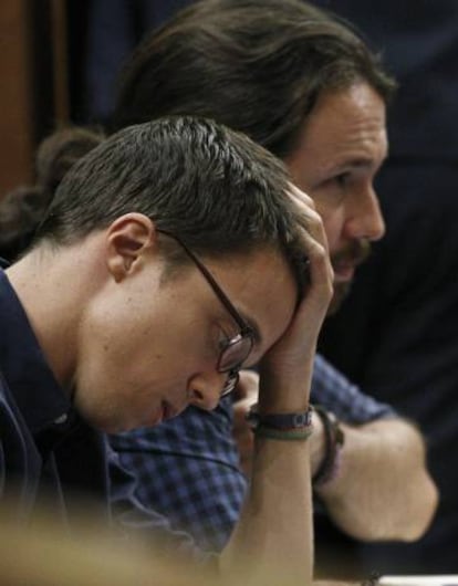 Pablo Iglesias (detrás) e Iñigo Errejón, en el Congreso.