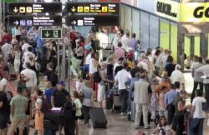 Turistas en el aeropuerto de Alicante.