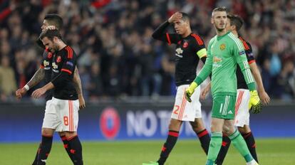 Jugadores del Mancester United tras la derrota ante el PSV.