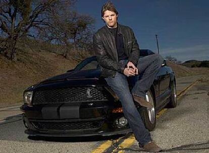 El actor Justin Bruening posa con el nuevo <i>Kitt</i>.