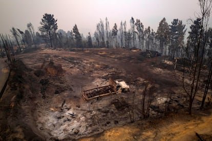 Vista aérea después del incendio forestal en Santa Juana, provincia de Concepción (Chile).