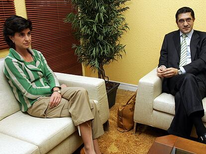 El líder del PSE, Patxi López, con la presidenta del PP vasco, María San Gil, durante su reunión en Bilbao.