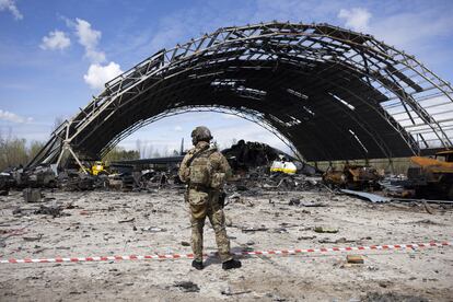 Hangar del aeropuerto de Hostomel, cerca de Kiev, destruido por tropas rusas, en una imagen del día 27.