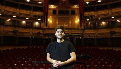 Lucas Vidal, compositor de m&uacute;sica de cine, posando en el patio de butacas del Teatro Real de 