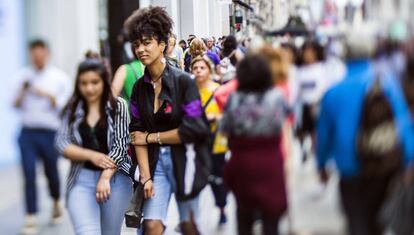 Mujeres paseando por la Gran Vía.