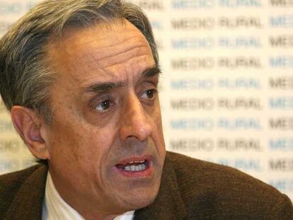 El conselleiro de Medio Rural, Alfredo Suárez Canal, durante una conferencia de prensa en Santiago.