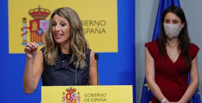 Las ministras de Trabajo y Economía Social, Yolanda Díaz, e Igualdad, Irene Montero, durante la presentación este jueves en la sede del Ministerio en Madrid del Acuerdo para el Desarrollo de la Igualdad Efectiva entre Hombres y Mujeres en el Trabajo.