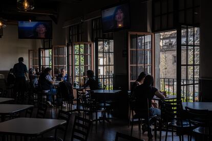 Clientes al interior de un restaurante con vista al Zócalo de Ciudad de México, el 2 de noviembre de 2022.