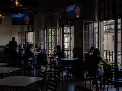 Clientes al interior de un restaurante con vista al Zócalo de Ciudad de México, el 2 de noviembre de 2022.