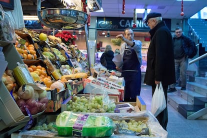 
Varias personas en una frutería en el mercado de Prosperidad, a 31 de diciembre de 2022, en Madrid.