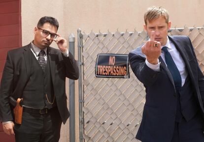 Michael Pe&ntilde;a y Alexander Skarsg&aring;rd en &lsquo;War on everyone&rsquo;.