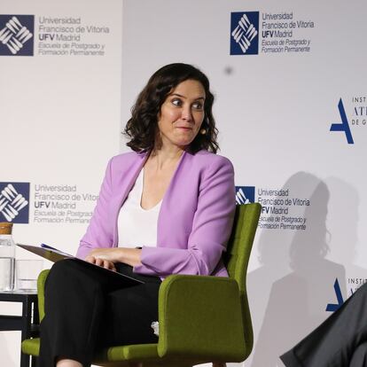 La presidenta de la Comunidad de Madrid, Isabel Díaz Ayuso y el expresidente del Gobierno, José María Aznar, durante la clausura del curso 2020/2021 del Máster Universitario en Acción Política, Fortalecimiento Institucional y Participación Ciudadana en el Estado de Derecho de la Universidad Francisco de Vitoria, a 25 de junio de 2021, en Madrid (España). El objetivo del máster es formar profesionales entrenados en el conocimiento de la realidad para afrontar los desafíos institucionales, económicos, políticos y sociales en las democracias contemporáneas, desde los ámbitos público y privado.
25 JUNIO 2021;UNIVERSIDAD;UNIVERSIDAD FRANCISCO DE VICTORIA;MASTER;MASTER EN ACCION POLÍTICA;COMUNIDAD DE MADRID;CLASURA;CURSO
Marta Fernández Jara / Europa Press
25/06/2021