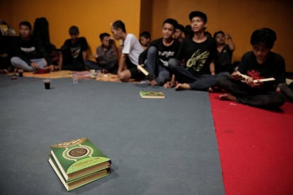 Tras cada concierto, la audiencia reza y escucha sermones -algo que los fundadores esperan que ayude a reorientar a sus fans hacia un camino más piadoso. En la imagen, musulmanes de la comunidad punk aprenden a leer el Corán, en Bandung.