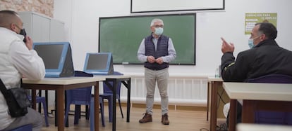 Jose María Sainz-Pardo, voluntario de Banco Santander, imparte una de las clases de Justicia Educativa en el centro penitenciario de Burgos.