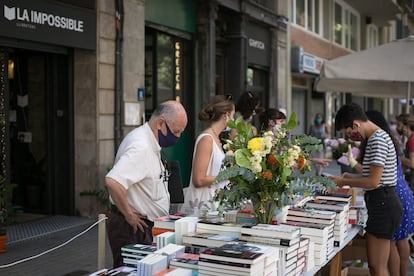 Parada de libros y rosas frente a una librería el 23 de julio de 2020 en Barcelona.