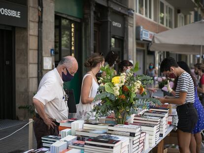 Parada de libros y rosas frente a una librería el 23 de julio de 2020 en Barcelona.