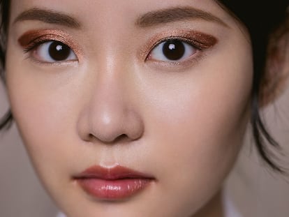 Ojos líquidos, mirada sólida: la tendencia de maquillaje que llegó para quedarse