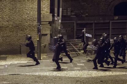 Agentes antidisturbios durante las protestas en Lavapiés.