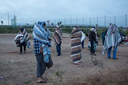 Un grupo de inmigrantes sirios protestan para solicitar su salida hacia la Península y para denunciar la situación que viven en el Centro de Estancia Temporal (CETI) en Melilla. Unos 800 de estos inmigrantes sirios han llegado a Melilla gracias a pasaportes falsos marroquíes en los que invierten mucho dinero. De ellos, aproximadamente un tercio son niños.