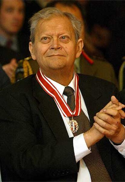 David Lange recibió la Orden de Nueva Zelanda el 31 de julio de 2003.