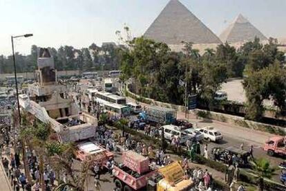 La estatua de Ramsés II es trasladada hasta el Museo Egipcio, junto a las pirámides.