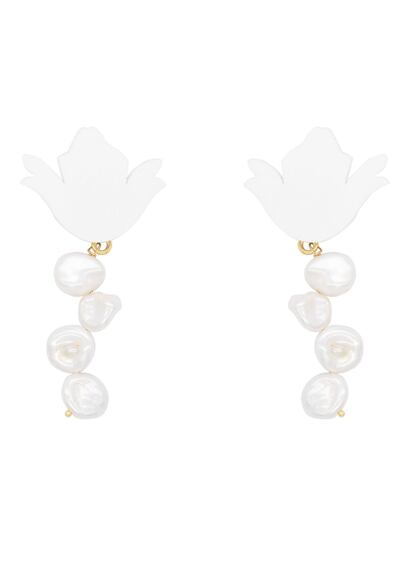 La originalidad es una de las señas de identidad de Papiroga y, aho, unen su característico plexiglás a la atemporalidad de las perlas en su colección más clásica hasta la fecha. 65 €