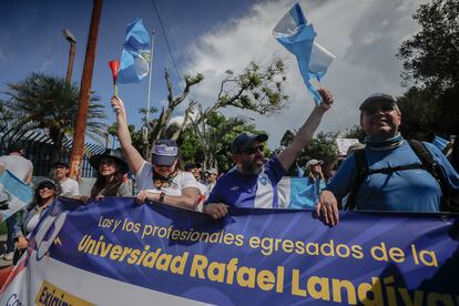 Manifestantes de la Universidad Rafael Landívar en las calles de Ciudad de Guatemala, el sábado pasado. Con más de 120 bloqueos en todo el territorio, el país centroamericano vive momentos álgidos tras una semana de manifestaciones en contra de la fiscal general, a quien los manifestantes señalan de intentar modificar los resultados electorales de este año.